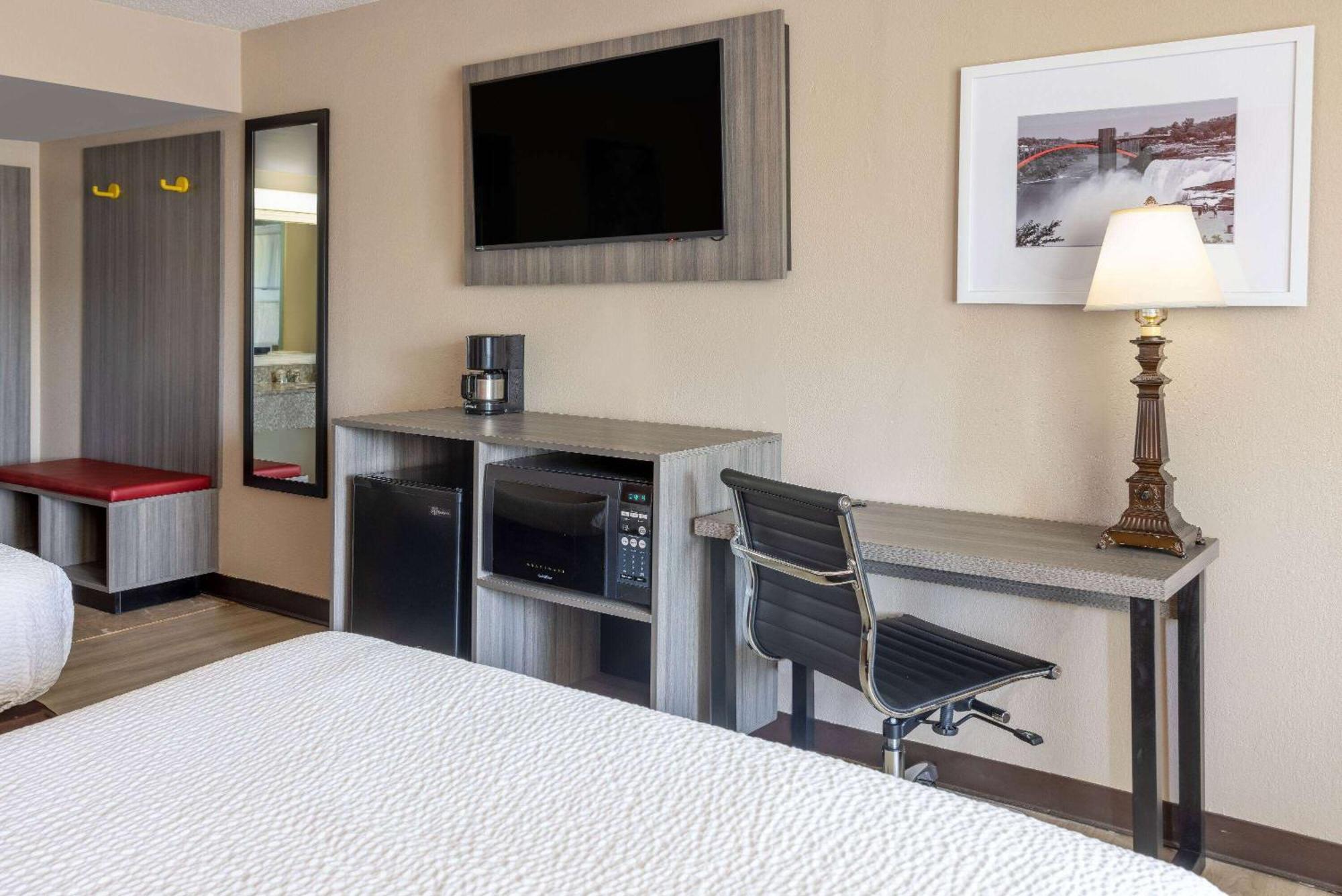 Ramada By Wyndham Rome - Verona Buitenkant foto