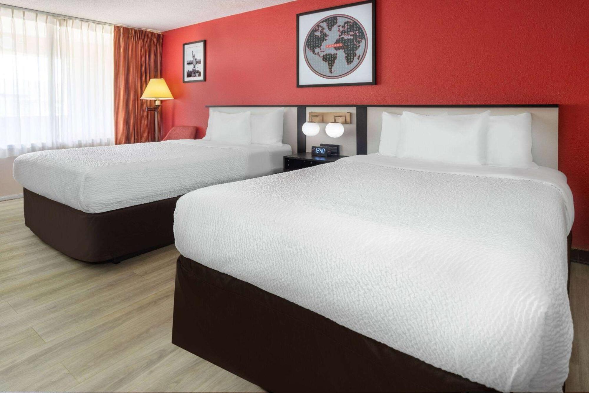 Ramada By Wyndham Rome - Verona Buitenkant foto